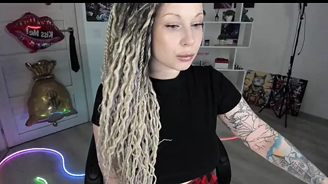Snapshot of HoneySallyMoore chatting on May 1, 2026, 6:46 pm HoneySallyMoore online show from May 1, 2026, 6:46 pm