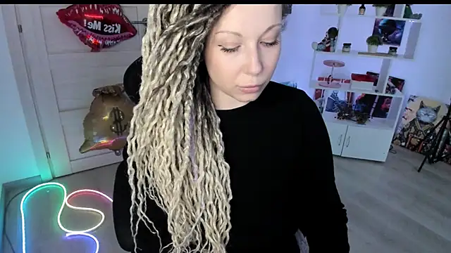 Snapshot of HoneySallyMoore chatting on August 9, 2026, 12:55 pm HoneySallyMoore online show from August 9, 2026, 12:55 pm