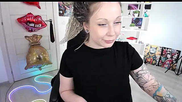 Snapshot of HoneySallyMoore chatting on May 9, 2026, 3:59 pm HoneySallyMoore online show from May 9, 2026, 3:59 pm