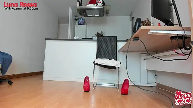 Snapshot of LunaRossaCam chatting on February 9, 2026, 7:01 pm LunaRossaCam online show from February 9, 2026, 7:01 pm