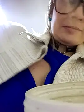 Snapshot of CandieGilson__ chatting on October 17, 2025, 11:01 am CandieGilson online show from October 17, 2025, 11:01 am