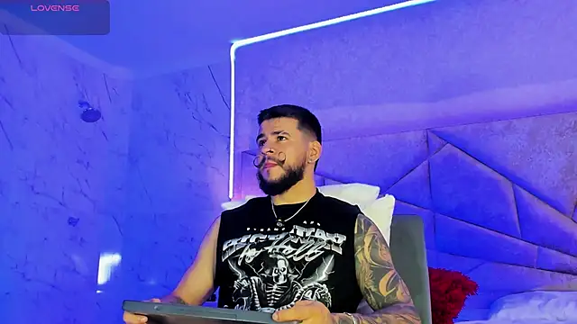 DickGriffith  online show from December 4, 2025, 1:43 pm