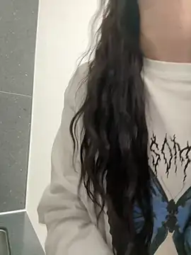 lunalovelee online show from March 6, 2026, 3:18 pm