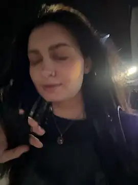 lunalovelee online show from September 18, 2025, 1:47 pm