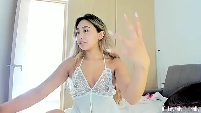 Hornyholly   online show from March 13, 2026, 9:20 pm