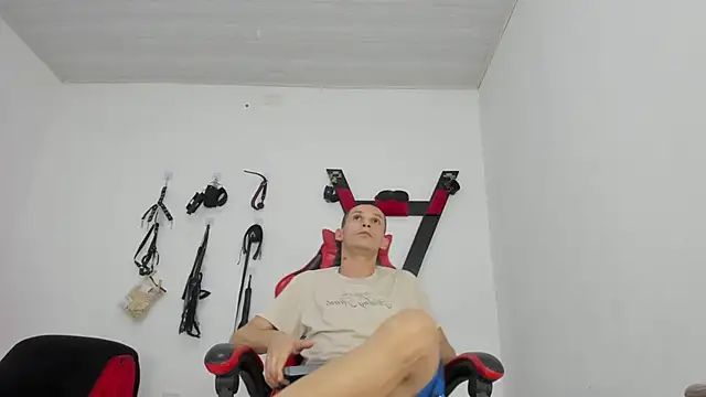 Snapshot of Isak_Millan chatting on November 14, 2025, 8:45 pm Isak Millan online show from November 14, 2025, 8:45 pm