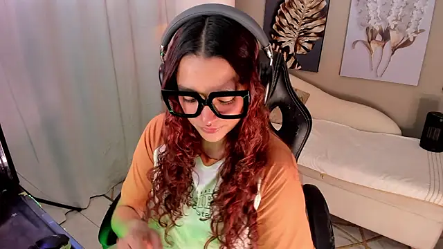 Snapshot of charlotte_bluee chatting on July 8, 2026, 11:05 pm charlotte bluee online show from July 8, 2026, 11:05 pm