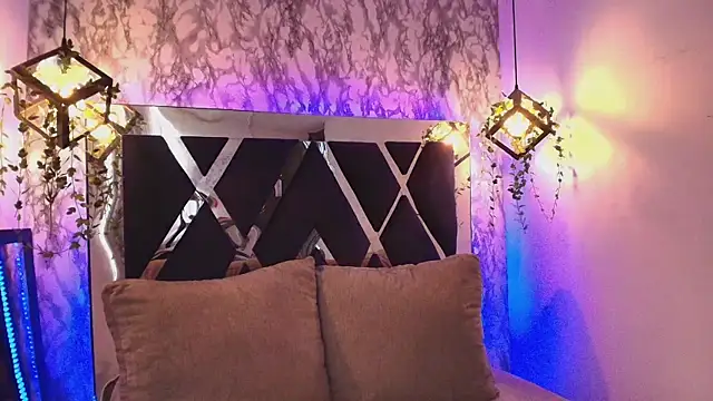 charlotte bluee online show from November 14, 2025, 6:44 pm