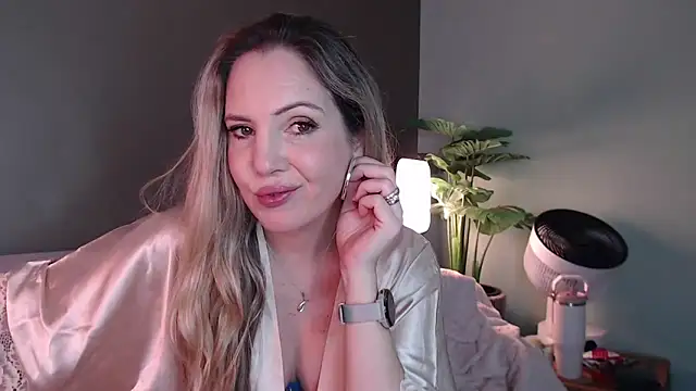 Snapshot of luscious-Lilly chatting on October 20, 2025, 10:05 am luscious-Lilly online show from October 20, 2025, 10:05 am