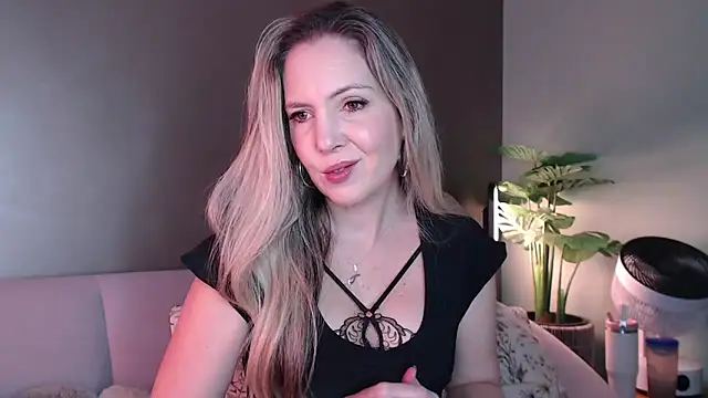 Snapshot of luscious-Lilly chatting on September 26, 2025, 10:00 am luscious-Lilly online show from September 26, 2025, 10:00 am