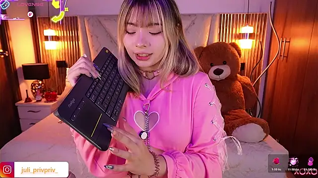 Snapshot of Julieta_priv chatting on February 21, 2026, 1:35 pm Julieta priv online show from February 21, 2026, 1:35 pm