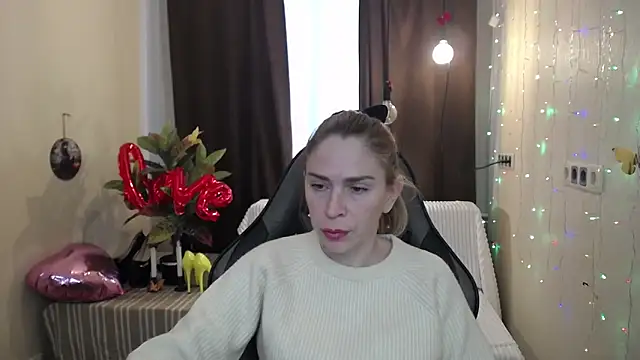 Snapshot of TessaDaybreak chatting on February 18, 2025, 7:32 am TessaDaybreak online show from February 18, 2025, 7:32 am