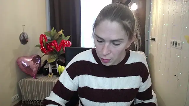 Snapshot of TessaDaybreak chatting on February 16, 2025, 10:54 am TessaDaybreak online show from February 16, 2025, 10:54 am