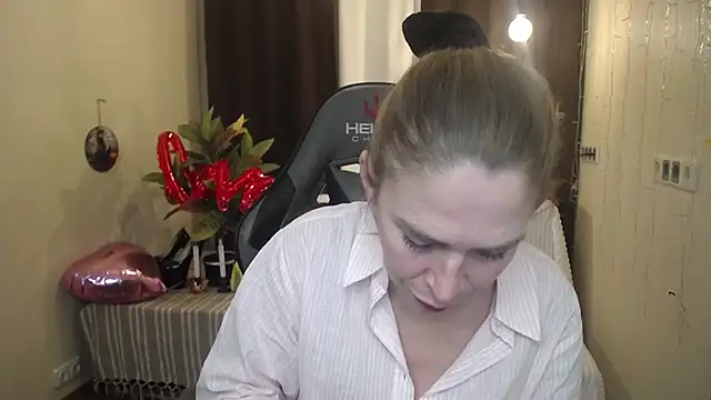 Snapshot of TessaDaybreak chatting on February 19, 2025, 4:00 pm TessaDaybreak online show from February 19, 2025, 4:00 pm