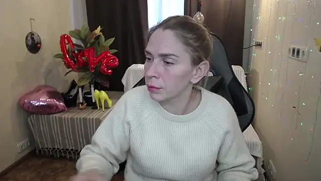 Snapshot of TessaDaybreak chatting on February 18, 2025, 1:44 pm TessaDaybreak online show from February 18, 2025, 1:44 pm