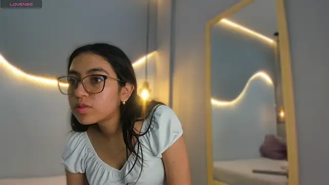 Snapshot of lucelly_15 chatting on December 18, 2025, 11:47 am lucelly 15 online show from December 18, 2025, 11:47 am