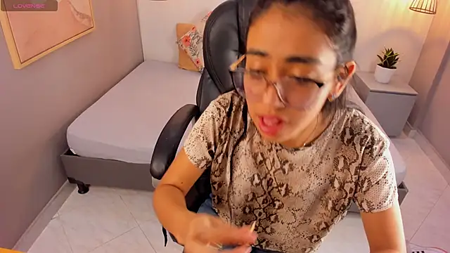 lucelly 15 online show from March 15, 2025, 8:21 pm