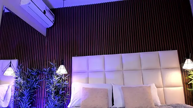 MelanieHillss online show from April 21, 2026, 4:41 am