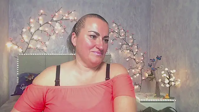 Snapshot of DianaMGG chatting on April 28, 2026, 5:34 am DianaMGG online show from April 28, 2026, 5:34 am