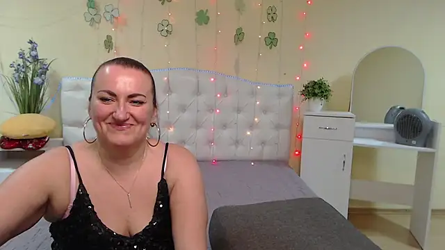 DianaMGG online show from March 18, 2025, 3:44 pm