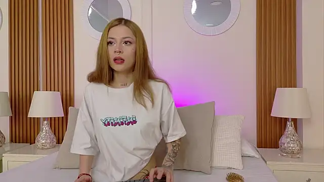 Snapshot of AmberHudson chatting on November 18, 2025, 7:28 pm AmberHudson online show from November 18, 2025, 7:28 pm