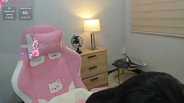 JasmineRoss 1 online show from April 15, 2026, 4:33 pm