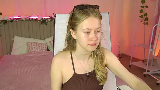 Snapshot of EveMundie chatting on May 8, 2026, 6:39 am EveMundie online show from May 8, 2026, 6:39 am