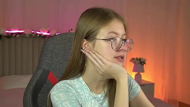 EveMundie online show from October 3, 2025, 6:26 am