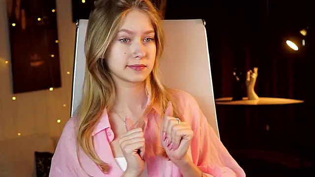 Snapshot of EveMundie chatting on May 15, 2026, 12:36 pm EveMundie online show from May 15, 2026, 12:36 pm