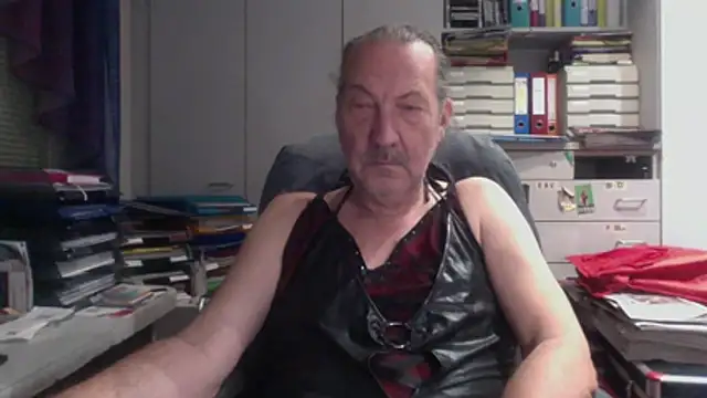 Snapshot of HMStraps01 chatting on December 18, 2025, 5:39 pm HMStraps01 online show from December 18, 2025, 5:39 pm