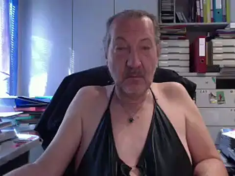 HMStraps01 online show from September 9, 2025, 7:40 am