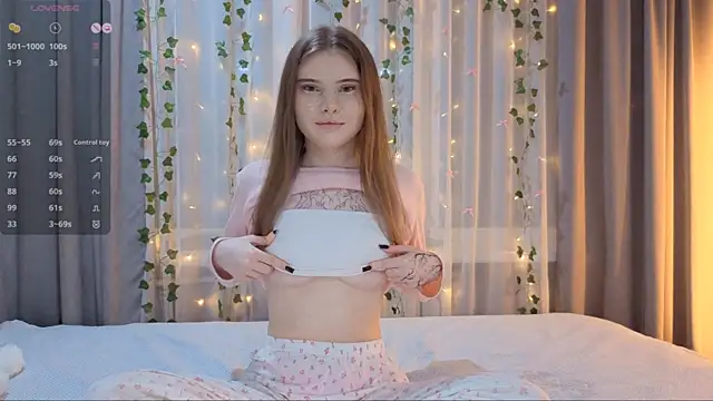 Snapshot of CarolinePepper chatting on February 8, 2026, 1:53 pm CarolinePepper online show from February 8, 2026, 1:53 pm