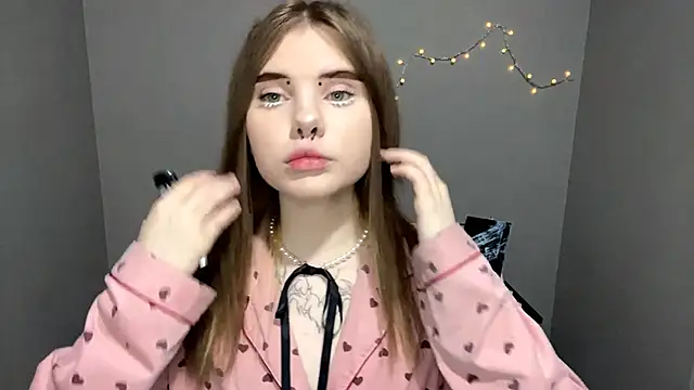 Snapshot of CarolinePepper chatting on March 22, 2025, 5:09 pm CarolinePepper online show from March 22, 2025, 5:09 pm