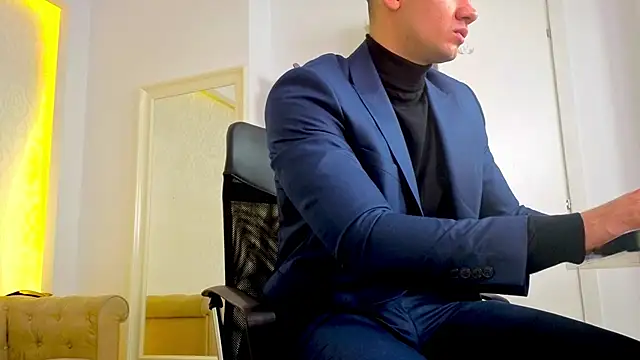 MaxKaiden online show from April 19, 2026, 4:13 am