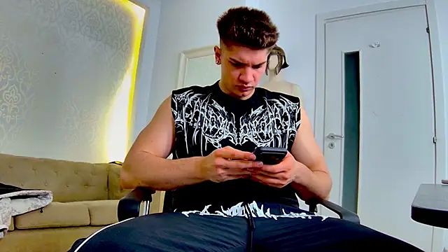 MaxKaiden online show from April 16, 2026, 4:13 am