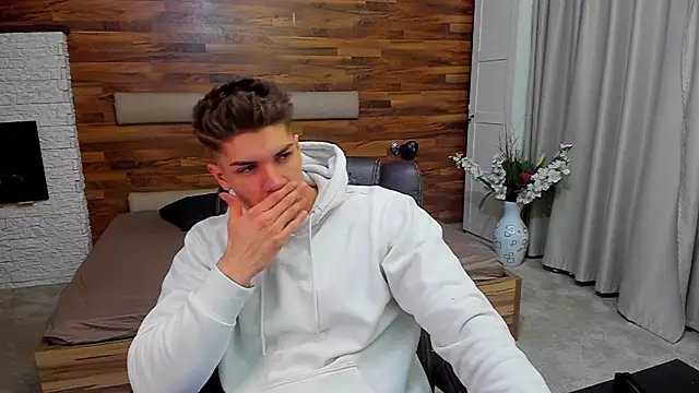 MaxKaiden online show from March 17, 2026, 6:16 am