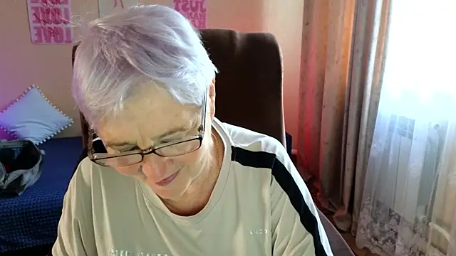 Snapshot of Sandra_Snowflake chatting on July 9, 2026, 4:24 am Sandra Snowflake online show from July 9, 2026, 4:24 am