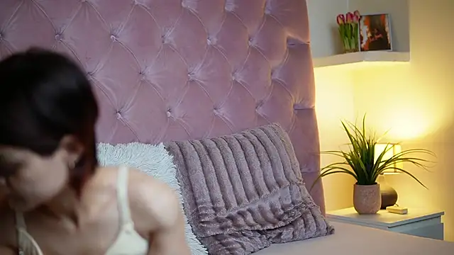 MaiaMini online show from November 13, 2025, 10:57 pm