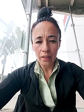 Snapshot of Coeur_de_luxure chatting on February 8, 2026, 3:32 pm Coeur de luxure online show from February 8, 2026, 3:32 pm