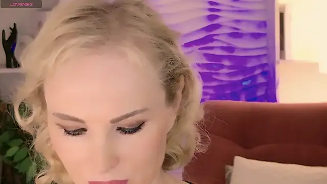 Snapshot of Sandra_Kind chatting on June 7, 2026, 5:12 am Sandra Kind online show from June 7, 2026, 5:12 am