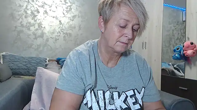 Snapshot of RosesandLillies chatting on February 23, 2026, 5:57 pm RosesandLillies online show from February 23, 2026, 5:57 pm