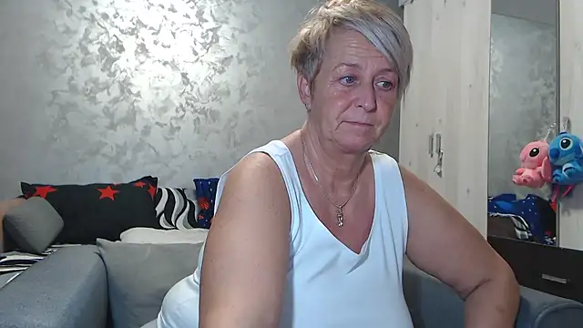 Snapshot of RosesandLillies chatting on January 13, 2026, 6:12 pm RosesandLillies online show from January 13, 2026, 6:12 pm