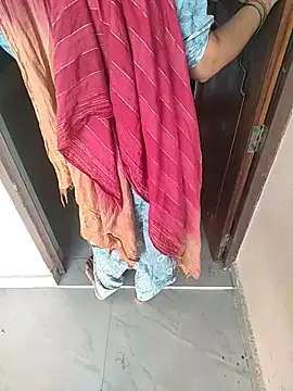 Snapshot of indian_couple4 chatting on September 10, 2025, 10:14 am indian couple4 online show from September 10, 2025, 10:14 am