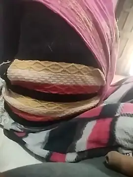 Snapshot of indian_couple4 chatting on December 17, 2025, 10:31 am indian couple4 online show from December 17, 2025, 10:31 am