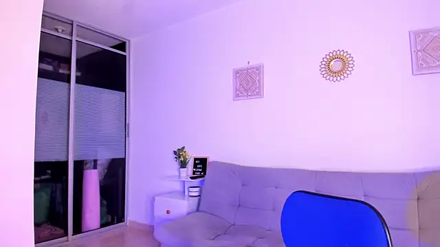 emily-777 online show from December 18, 2025, 9:40 pm