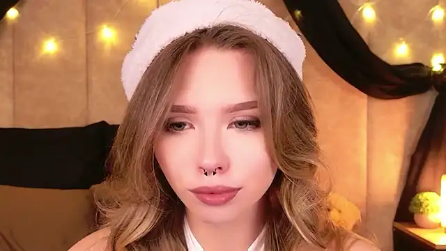 Snapshot of Sierra_Fane chatting on December 22, 2025, 10:48 am Sierra Fane online show from December 22, 2025, 10:48 am