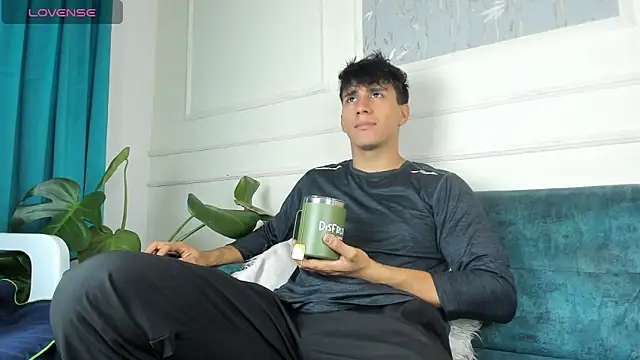 Allex Cano online show from December 17, 2025, 1:16 pm