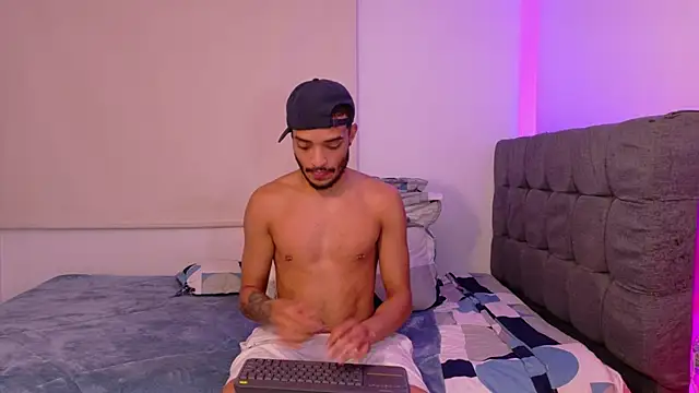 Snapshot of eross_chipre_ chatting on February 3, 2026, 6:22 am eross chipre online show from February 3, 2026, 6:22 am