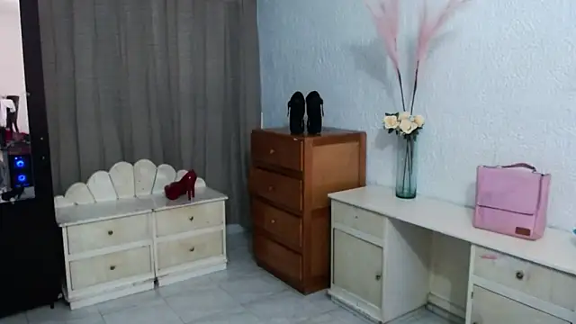 EngelCristaly online show from November 30, 2025, 5:08 am