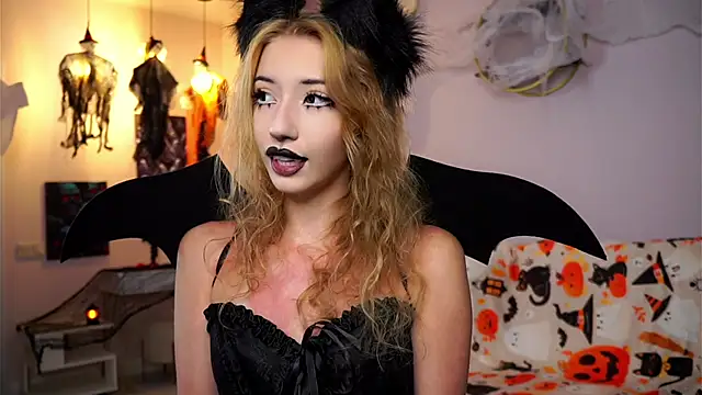 Snapshot of SunnivaCovil chatting on October 30, 2025, 2:04 pm SunnivaCovil online show from October 30, 2025, 2:04 pm